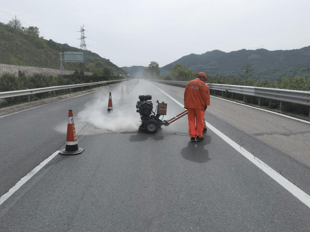 公路養(yǎng)護(hù)正當(dāng)時(shí)——高養(yǎng)所扎實(shí)開(kāi)展小修保養(yǎng) 全力提升路況水平保暢通